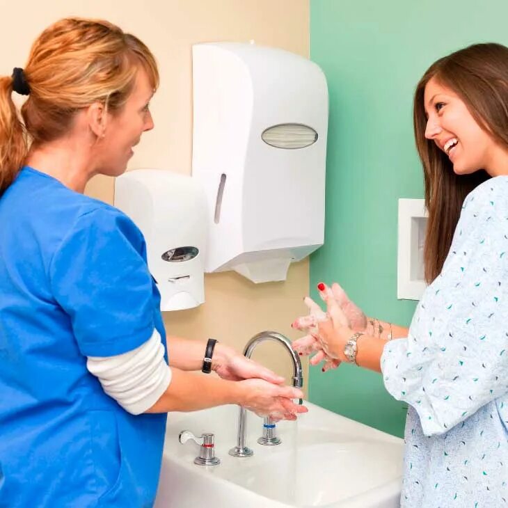 Мытье рук пациенту. Гигиена пациента. Гигиена медсестры. Личная гигиена медсестры. Руки медсестры и пациента.
