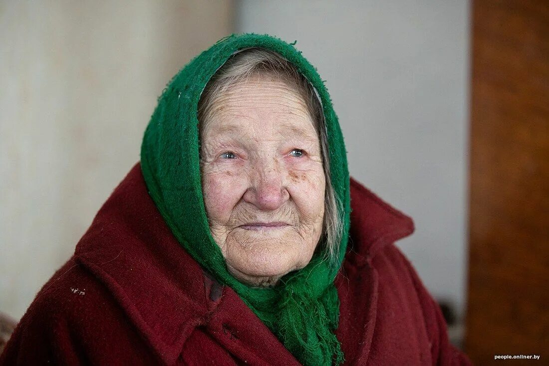 Бабушка. Старая бабушка. Бабушка в платке.
