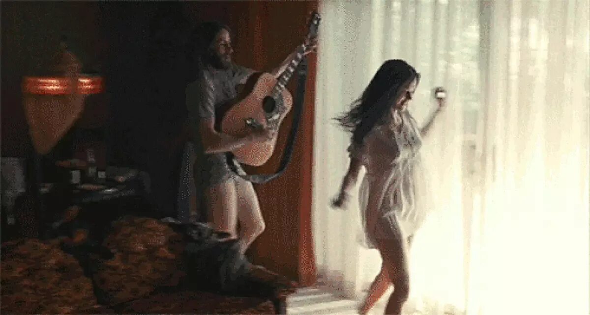 Девушка танцует. Девушка танцует перед мужчиной. Гиф девушка с гитарой. Девушка танцует гиф. Клип пой душа