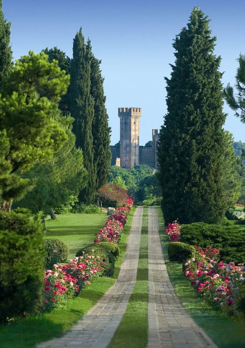 Красивый парк рядом. Парк Сигурта Италия. Парк Сигурта Италия аллея роз. Парк Сигурта в Вероне.
