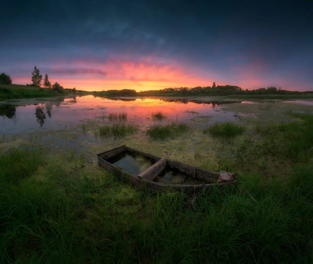 Река Луга Новгородская область. Одинокая лодка. Пейзажи Новгородской области. Красивые пейзажи Новгородская область.