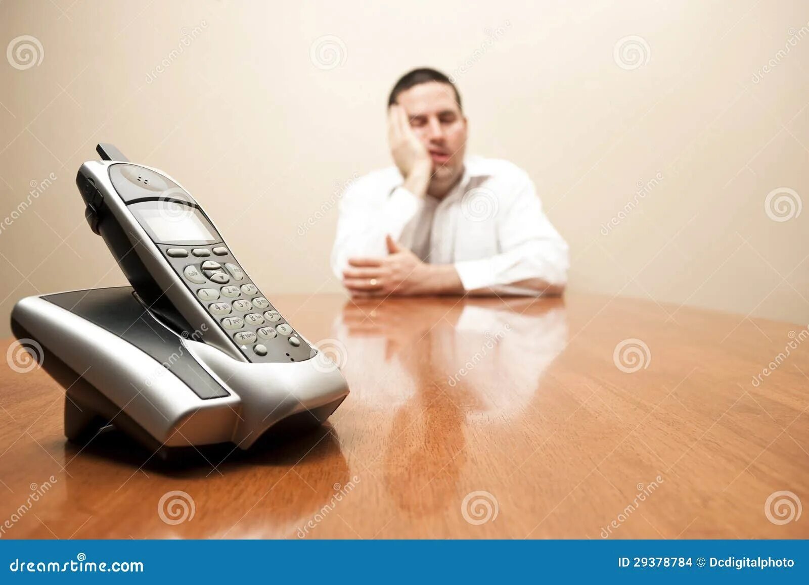 Человек ждет звонка. Парень ждет звонка. Человек ждет у телефона. Фото жду звонка.