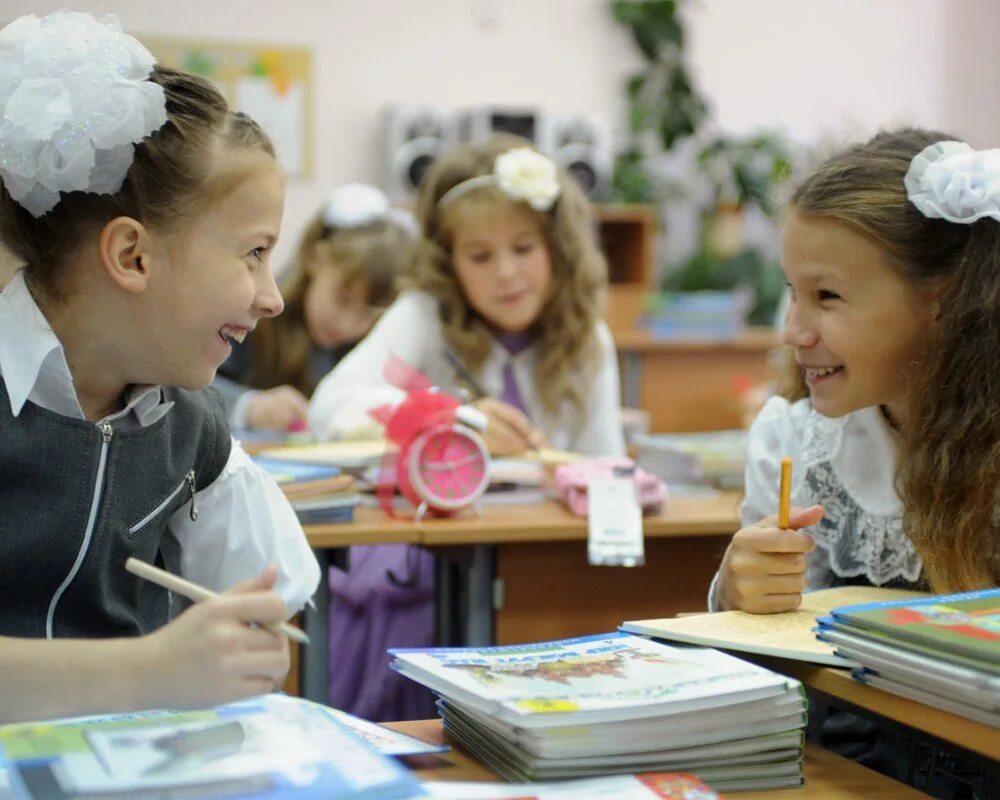 1 класс школа слушать. Школьники в школе. Первоклассники в классе. Первоклассники на уроке. Ученики начальных классов.