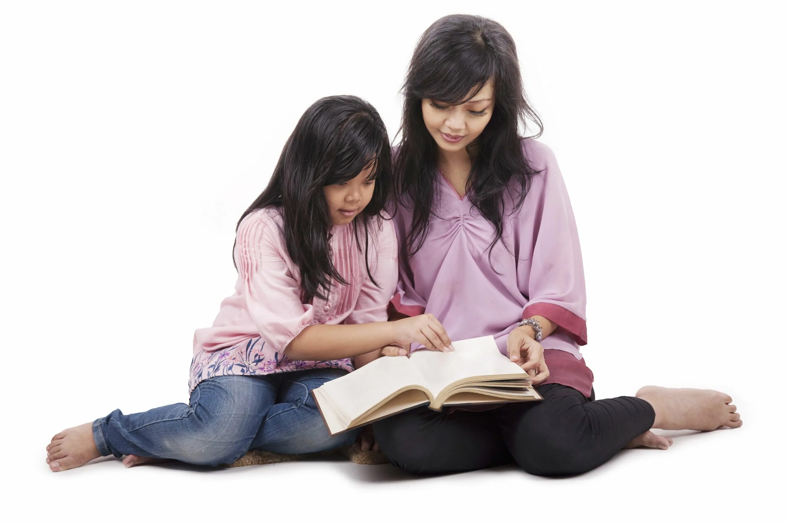 Фотосессия мама читает дочке. Книга про маму и дочку. Мама с дочкой читают книгу. Мать и девочка подросток читают.