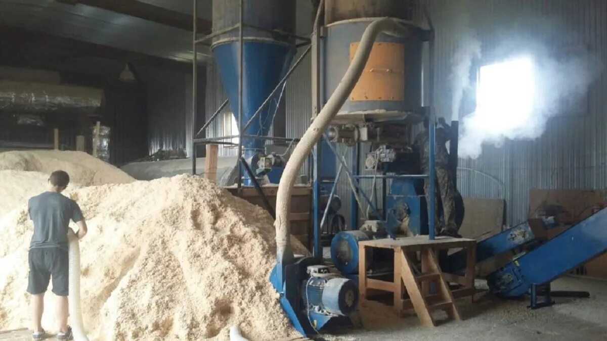 Линия брикетирования древесных отходов. Переработка опилок. Переработка опилок. Переработка отходов древесины. Древесные отходы.