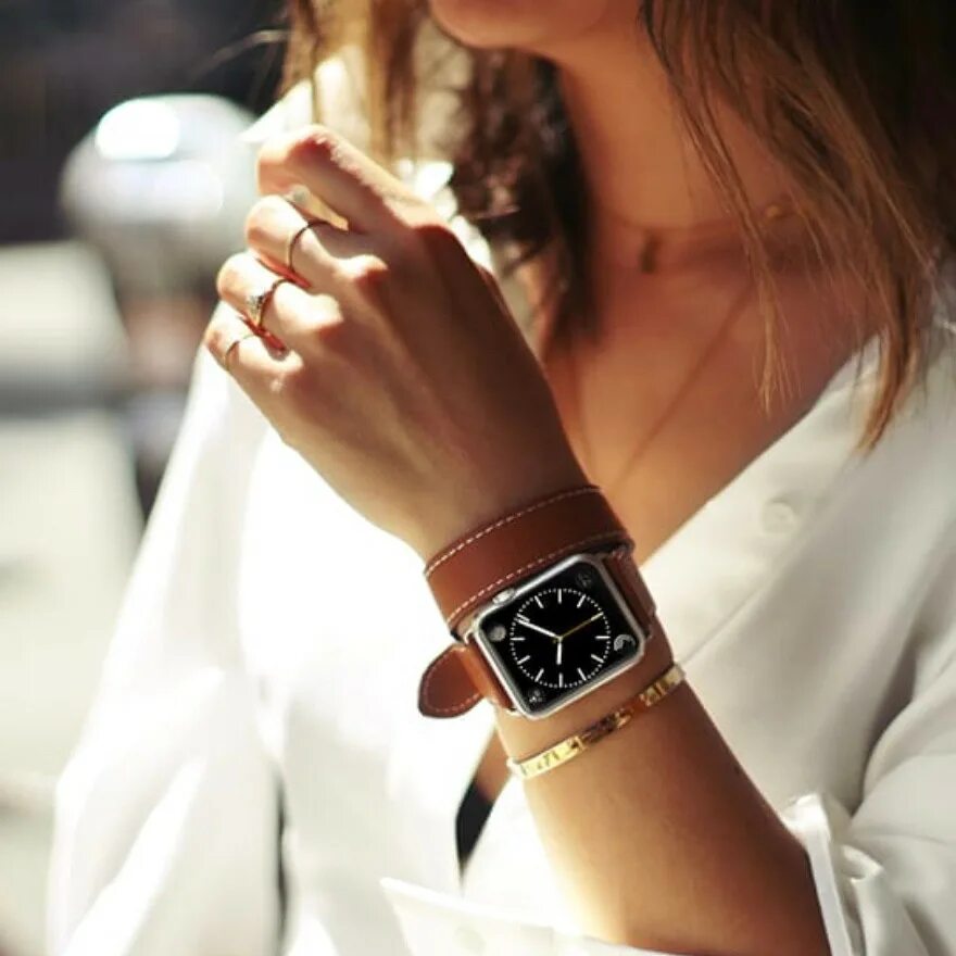 Brunette watches. Эпл вотч 40 мм на женской руке. Эппл вотч на женской руке. Эппл вотч Гермес. Часы на руку женские.