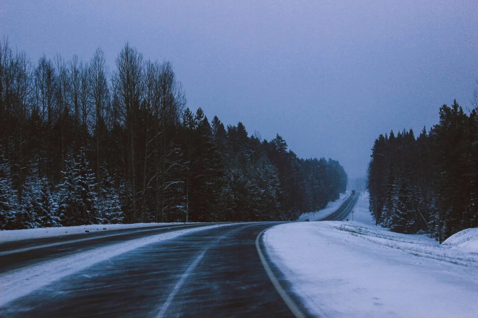На широкой большой дороге. Зимняя дорога. Заснеженная дорога. Красивые дороги. Трасса зима.