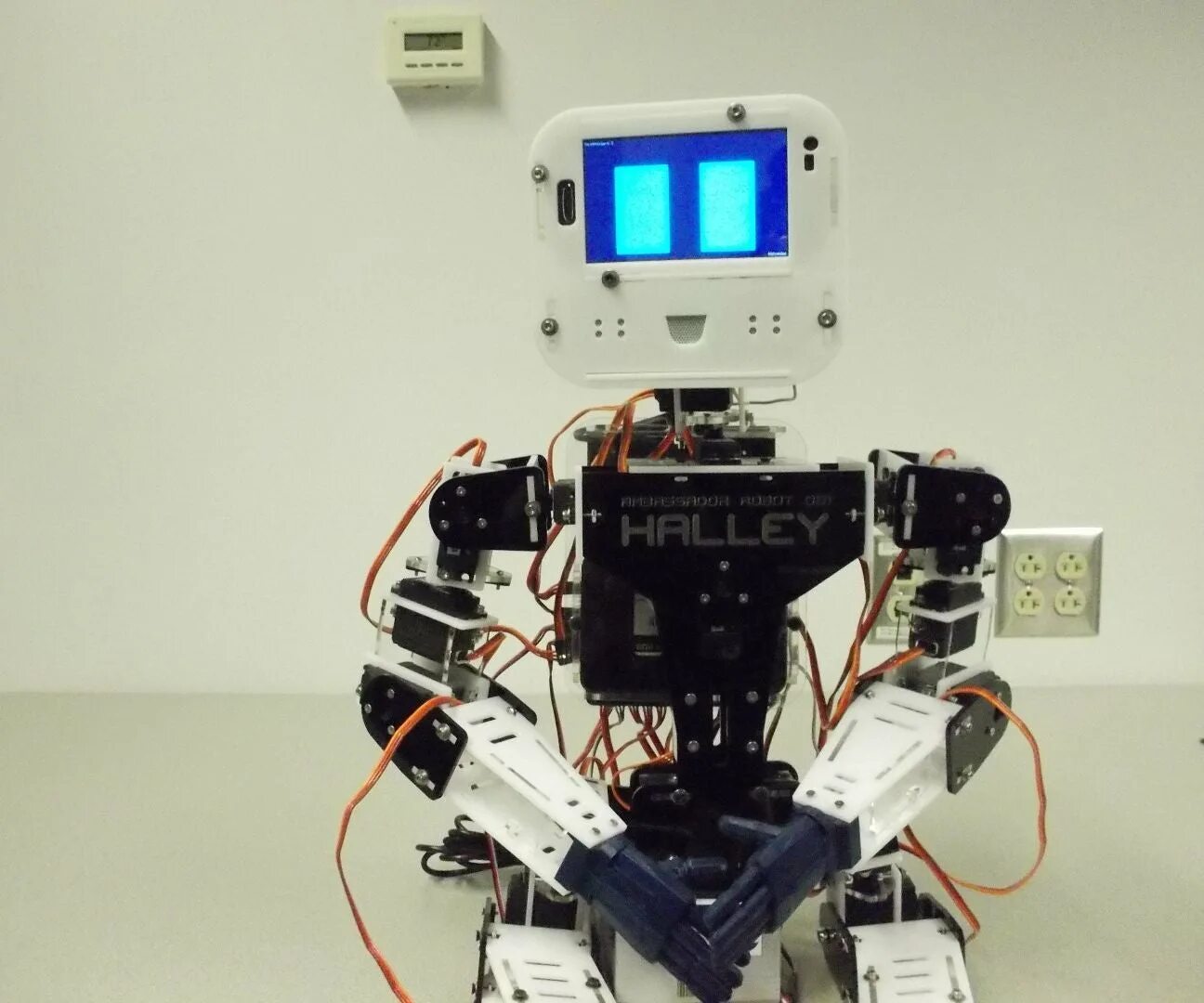 Роботы 1.12 2. Электронный робот с станцией. роботы motatalab. the complete robot.
