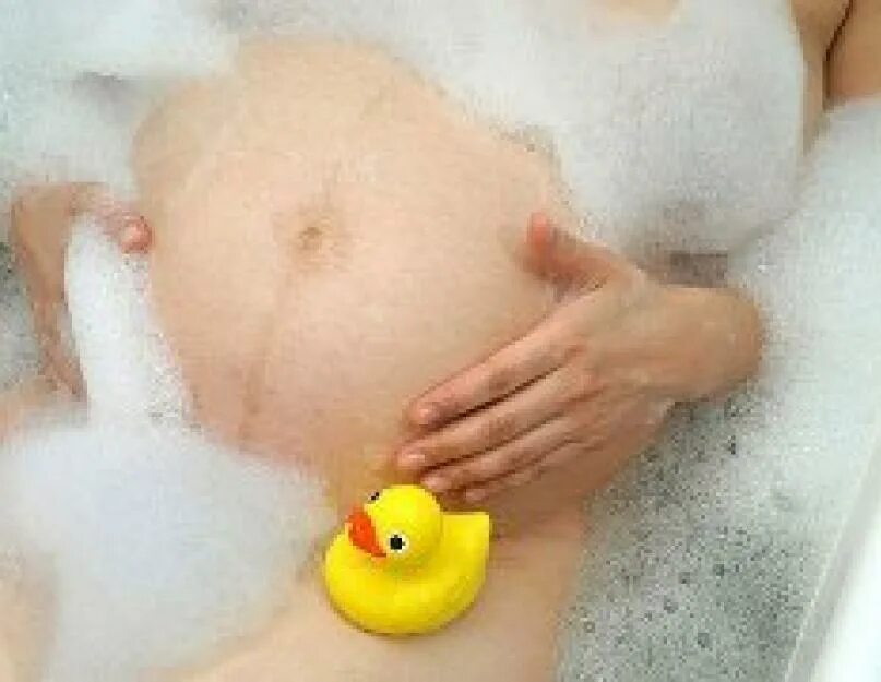 Гигиена беременных. Купается в ванной. Фотосессия беременной в ванной. Можно лежать в ванне при беременности