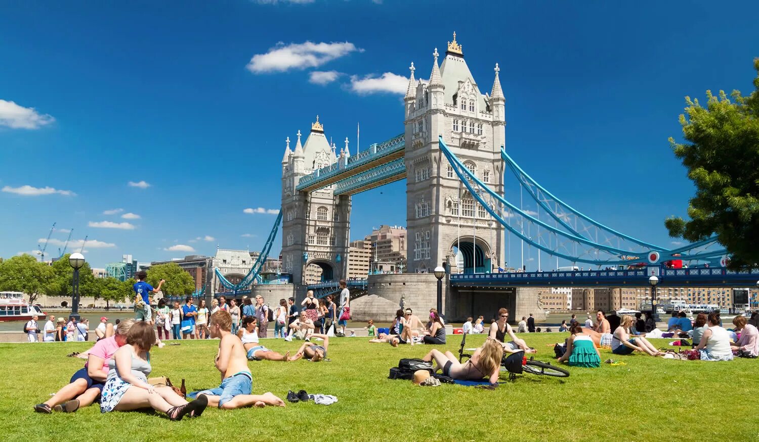 In 1698 a number of londoners. Тауэрский мост туристы. Лето в Великобритании. Лондон летом. Англия летом.