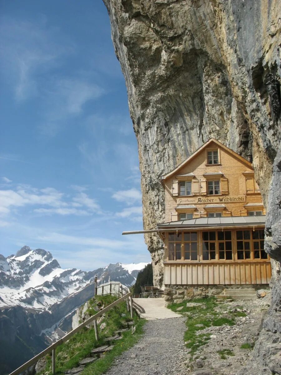 Фото отелей в горах. Отель Aescher, Швейцария. Самый известный отель Aescher в Швейцарии. Отель в Альпах Berggasthaus. Berggasthaus Aescher в швейцарских Альпах.