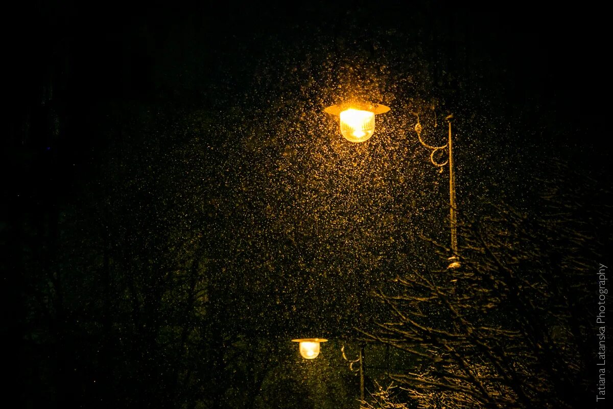 За окном дождь ночь фонари тает первый. Снег в свете фонаря. Уличный фонарь ночью. Фон снег ночь. Снег фонарь ночь.