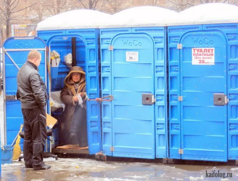 Какает в биотуалете