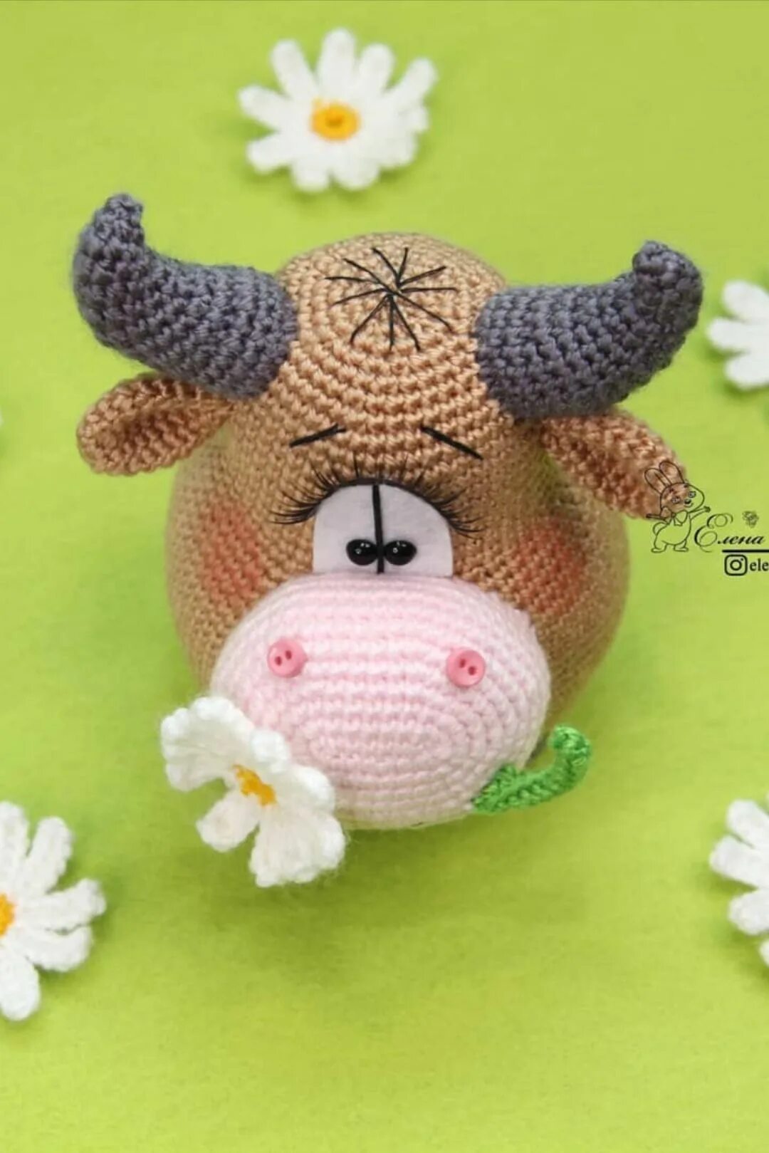 Бычок 2021 амигуруми. Вязаные игрушки крючком бычок. Бычок крючком мастер класс. Игрушка "бычок". Корова на прозрачном фоне.