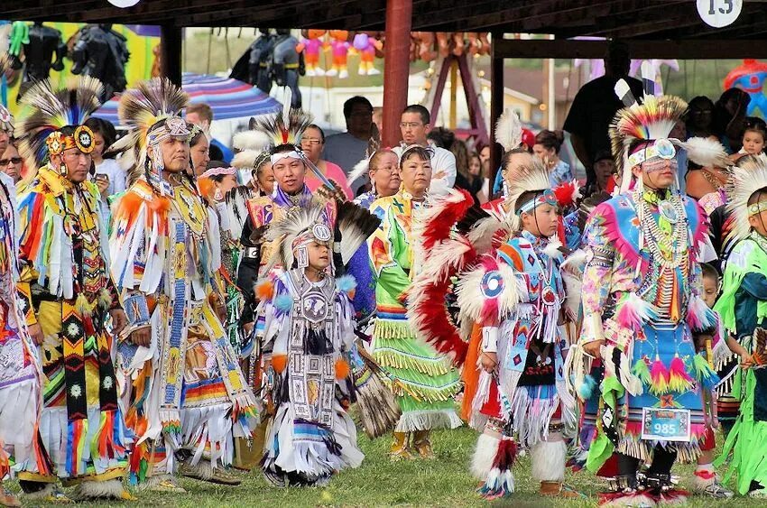 Pow wow every year the colours. Пау вау праздник. уинд-ривер (индейская резервация). pow wow festival. пау вау индейцы.