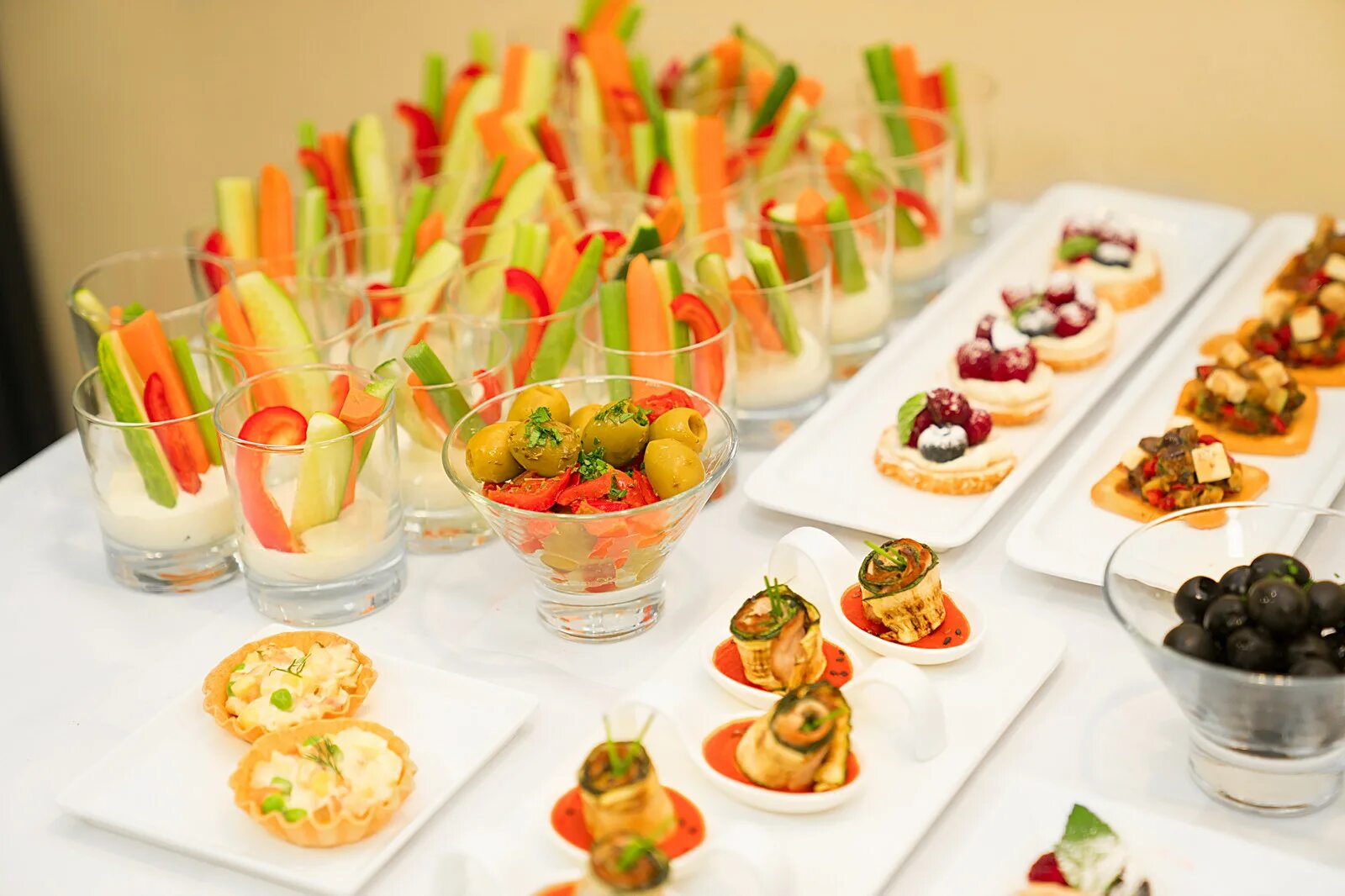 закуски для детей. меню на рождения на работе. домашний праздничный стол. фуршет на юбилей. меню на рождения на работе.