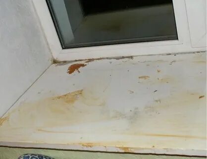 Желтое пятно на пластиковом подоконнике