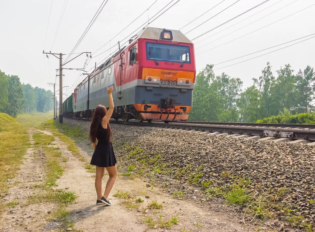 Девушка в поезде. Девушка на железной дороге. Счастливого пути по железной дороге.