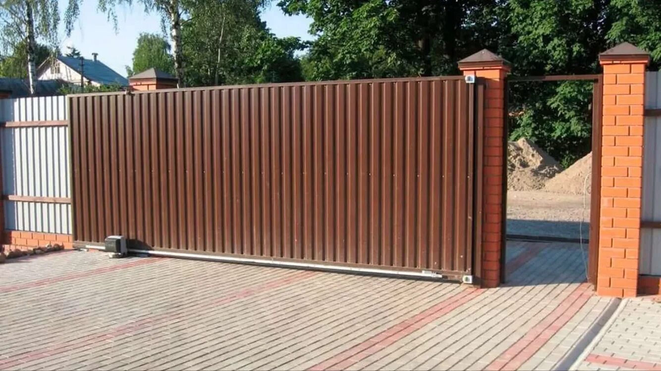 Откатные ворота площадка. Откатные ворота 7024. откатные ворота под профлист с 20. выдвижные ворота на забор. раздвижные ворота с профлистом.