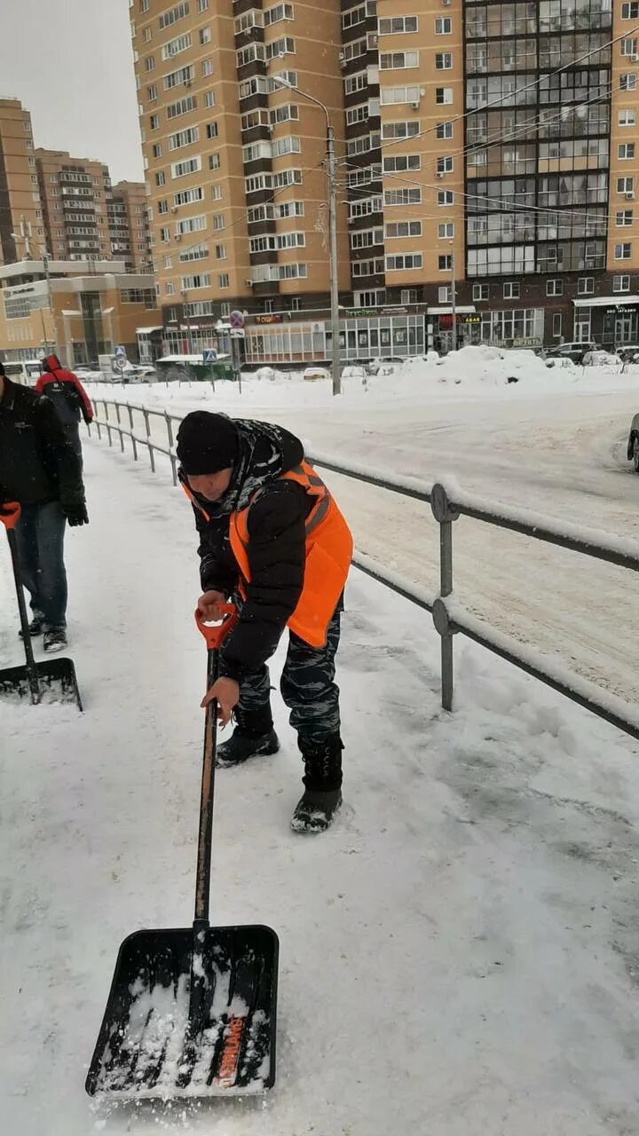 Снег то будет идти. Снегопад. дворник во дворе. снег идет. сугроб.