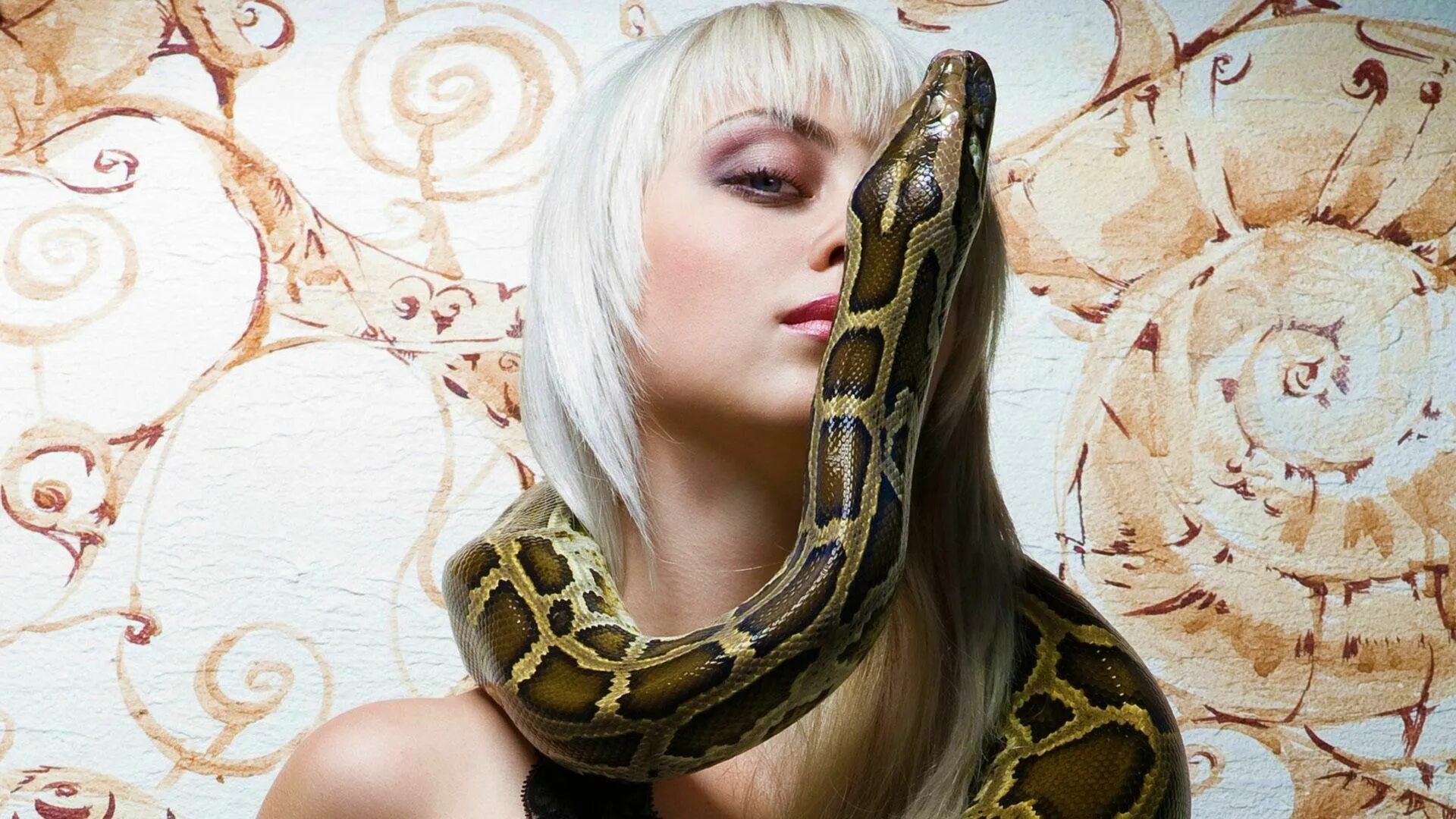 Змеи в жопах девушек. Анаконда питон и женщина. Lilit Snake модель.