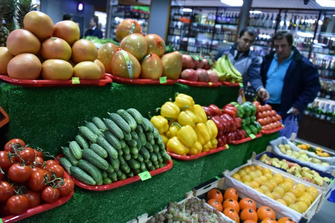 Овощи и фрукты на рынке. Оптовый рынок. Оптовый рынок продуктов. Овощной рынок.