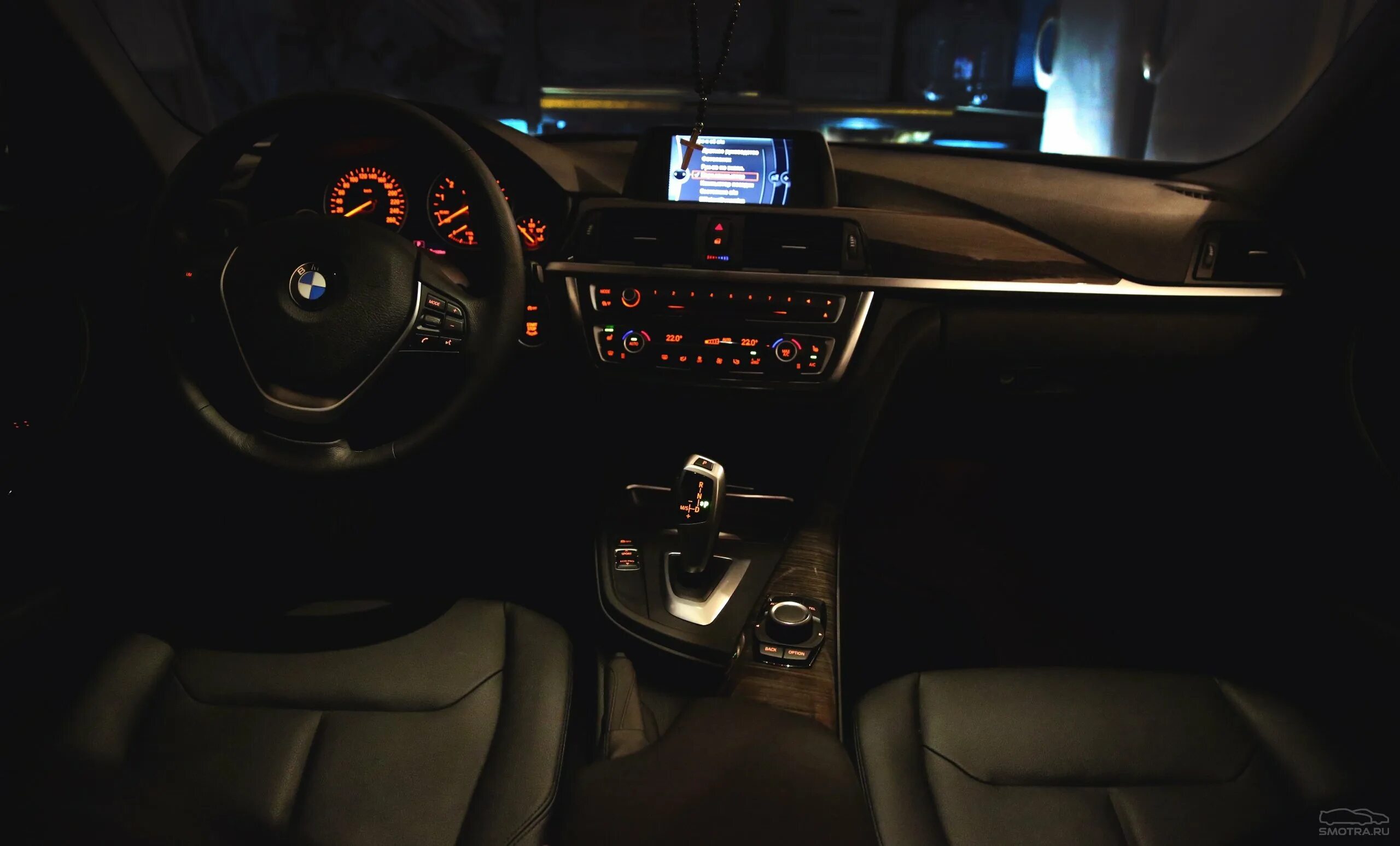 Bmw x5 подсветка. BMW 3 f30 салон. БМВ е90 салон ночью. БМВ е60 салон. BMW f30 Interior Night.