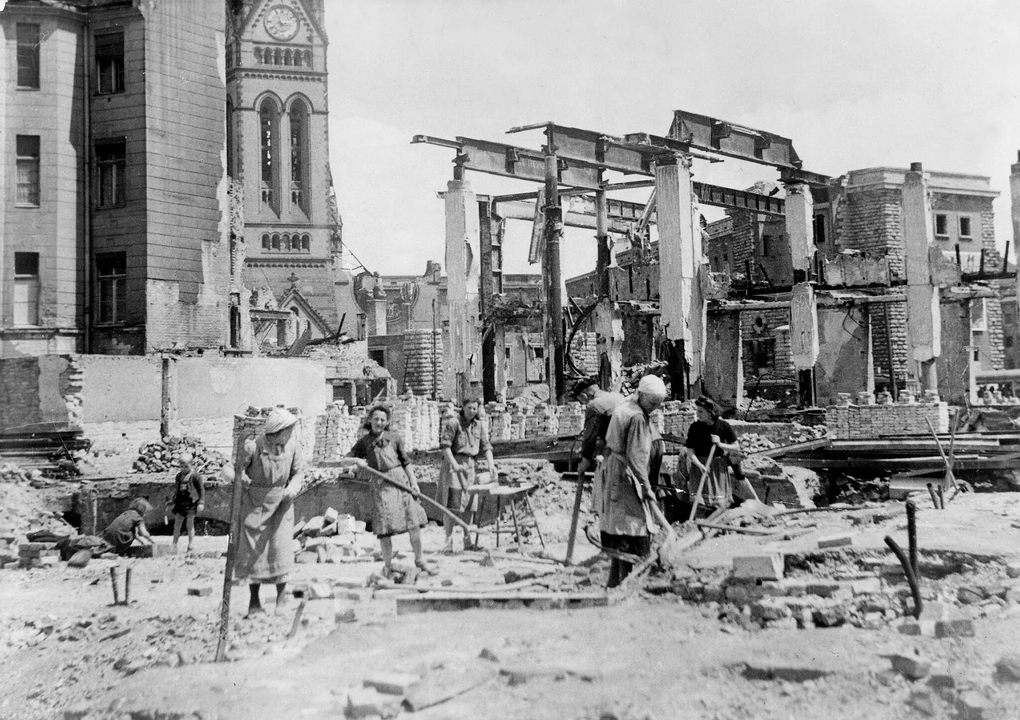 Послевоенное время план. Берлин Александерплац 1945. 1945 Берлин Александрплатц. Италия после второй мировой войны заводы. Берлин 1951 года руины.