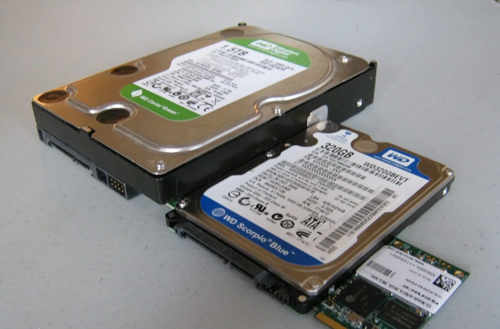 Жесткие диски отличия. SSD 2.5 SATA. SSD И HDD 2.5. HDD 2,5 SATA III. SSD 3.5 SATA.