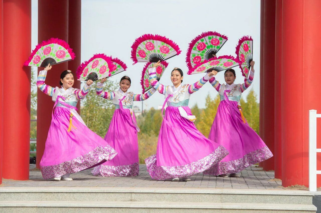 Китайский парк тюмень. Парк русско корейской дружбы тюмень. парк кореи в тюмени. корейский сквер в тюмени.