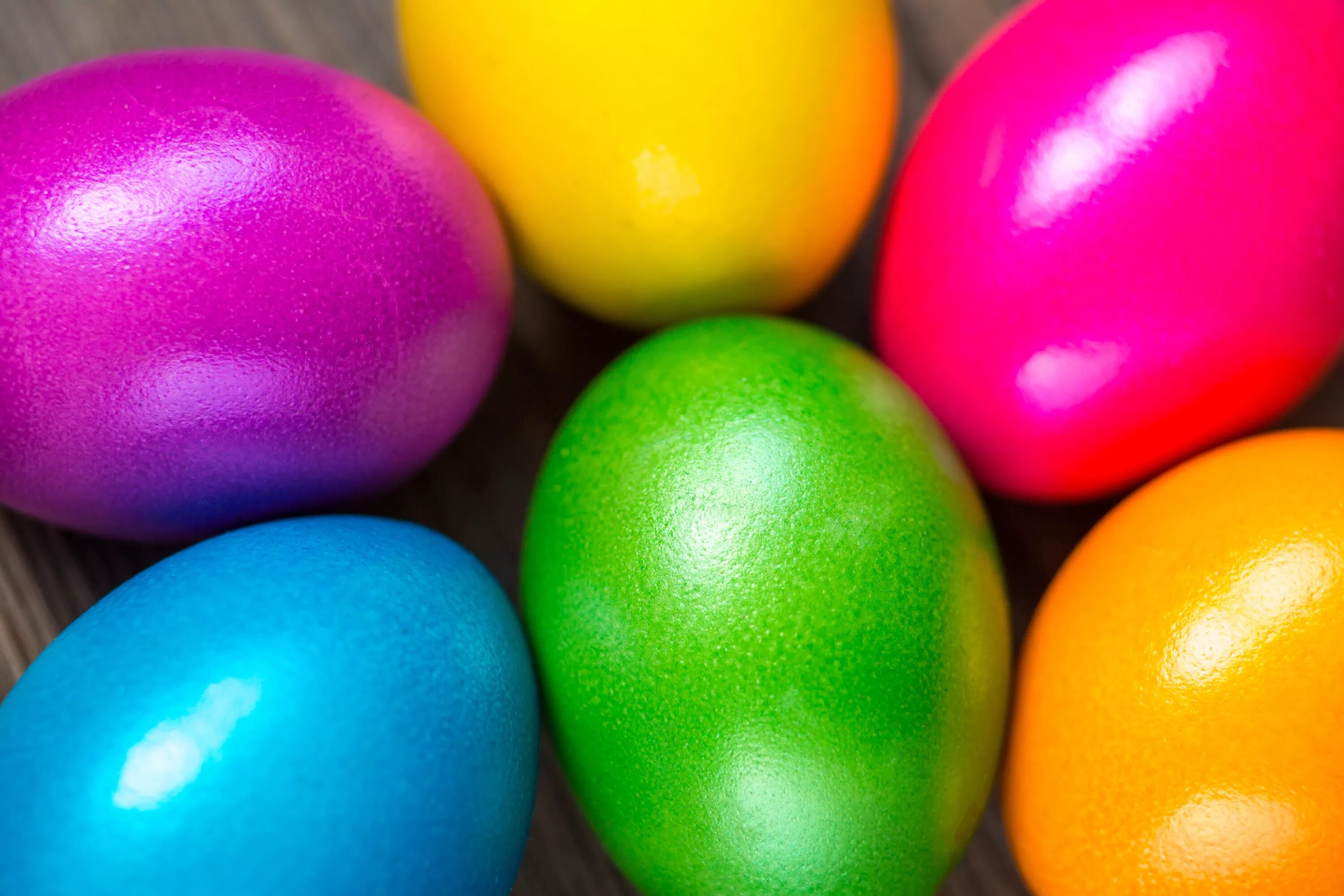 разноцветные яички на пасху. крашеные яйца на пасху. крашеные яйца. цветная пасха. пасхальное яйцо.