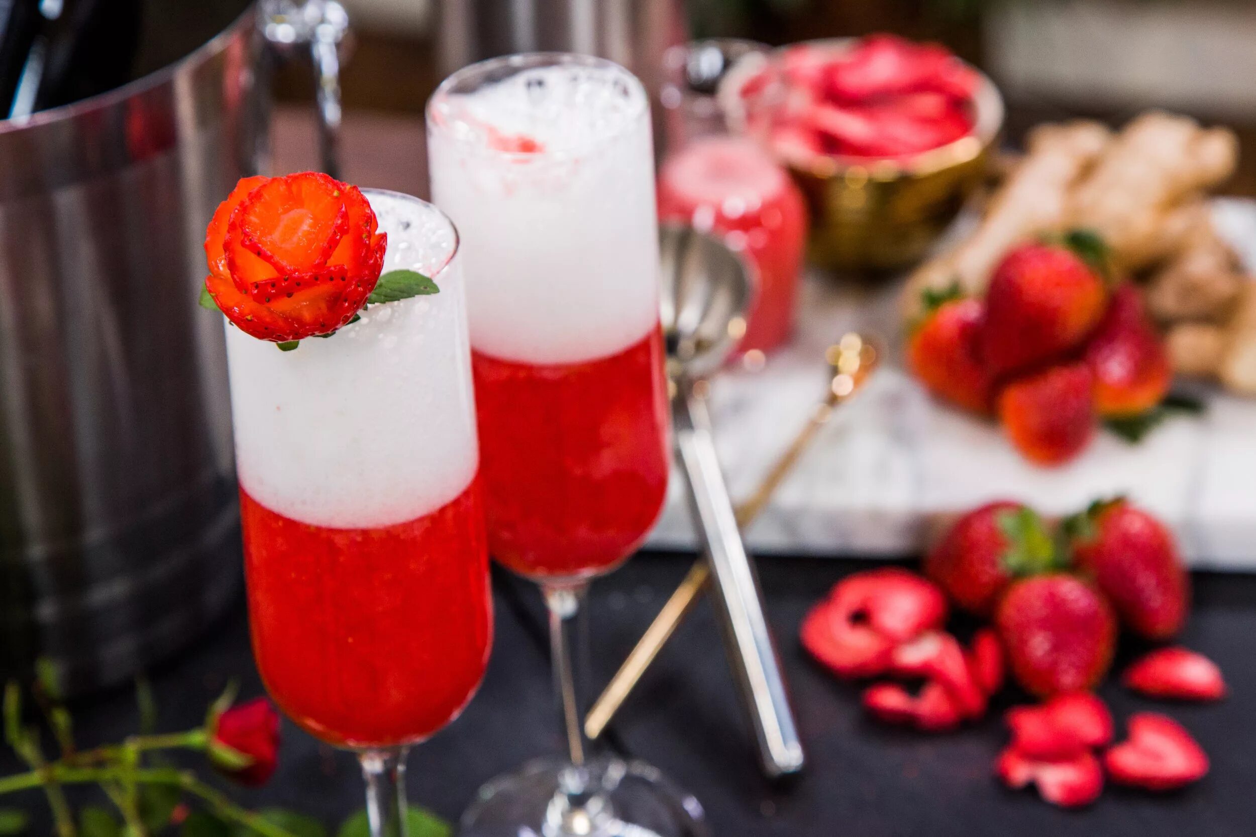 Два фужера с шампанским. Бокалы для напитков. Бокал для шампанского и коктейлей. Шампанское с ягодквами. Шампанское с мороженым коктейль.