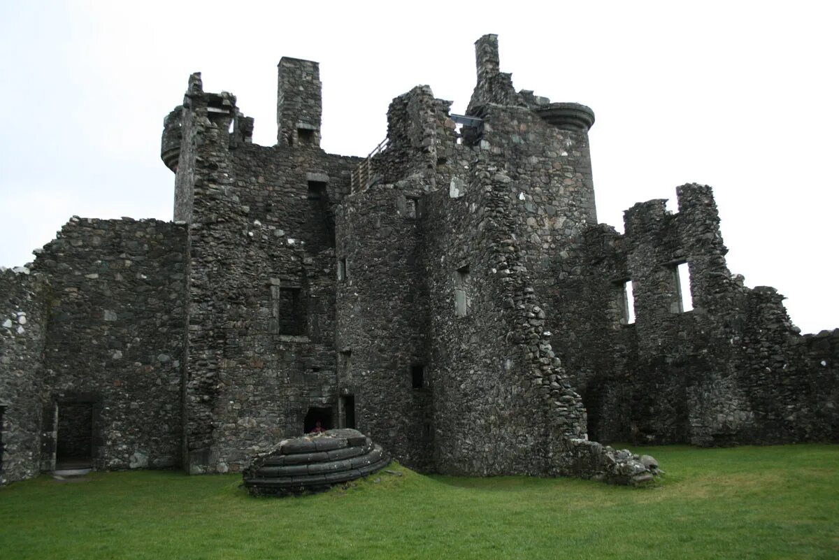 Разбитая крепость. Замок Данстаффнэйдж Шотландия. Малькольм Кэстль замок. Замок Килхурн, Шотландия. Форт Уильям Шотландия замок.