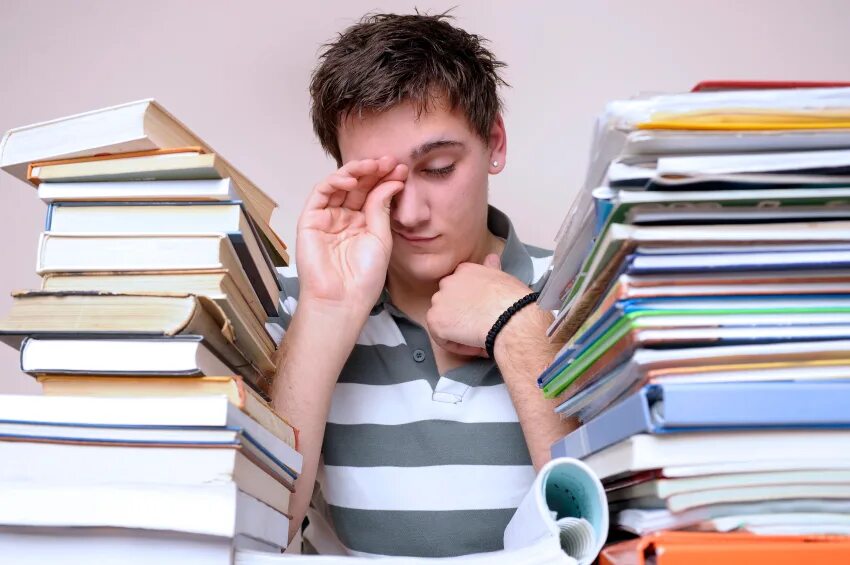 Не спать на работе. Студентка с книгой. Компьютер и зрение. Глаза студента. Подростки учеба.