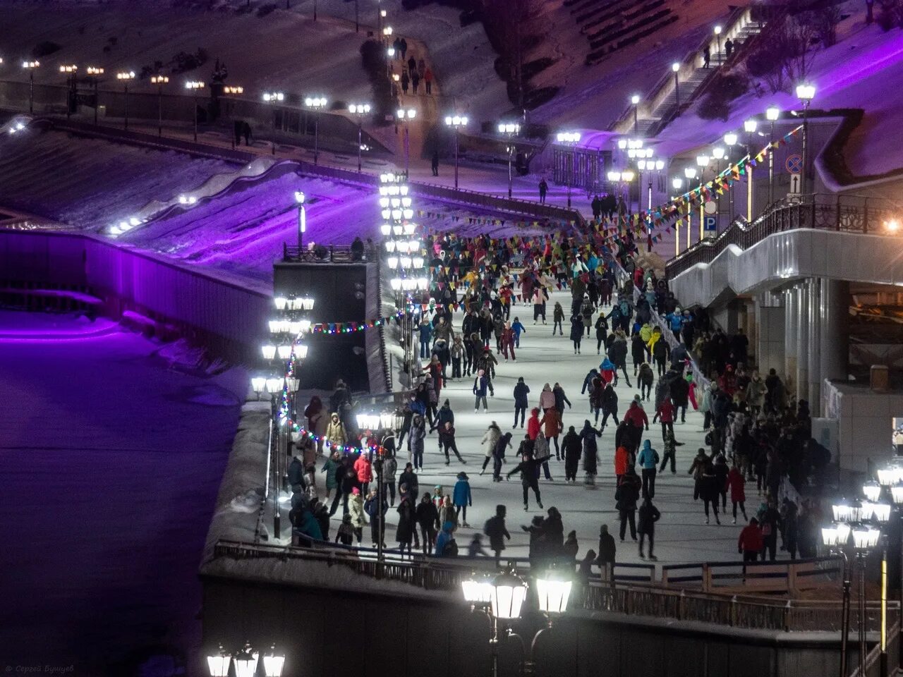 Каток на набережной Тюмень. Каток на мосту влюбленных Тюмень. Каток на набережной Тюмень 2022. Каток на Цветном бульваре Тюмень. Набережная каток цены