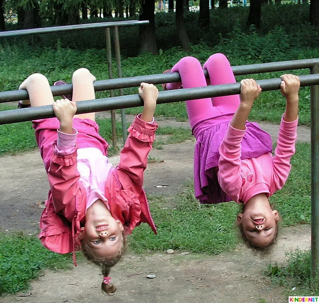 Забавы девочек. Развлечение с девочкой. Голозадое детство девочек. Нижний парк Липецк конкурс близняшек 2015.