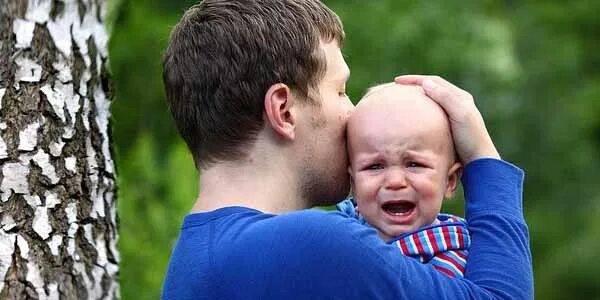 Воспитание сына. Женщина с ребенком. Ребенокьоьнимает мать. Любовь родителей к детям. Отец жалеет ребенка.