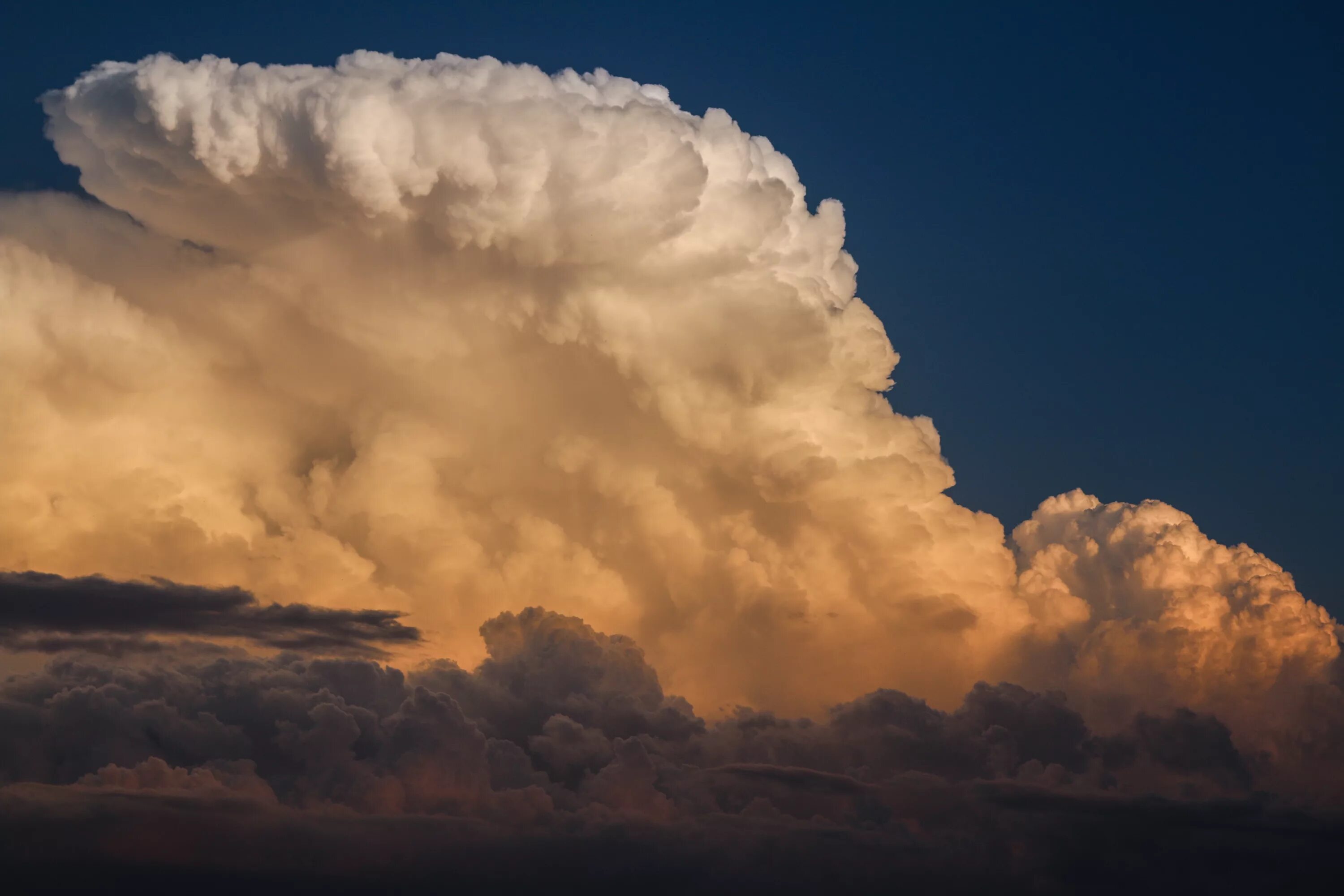 Кучевые (Cumulus, cu). Кучевые дождевые облака. Тяжелые облака. Небо с облаками.