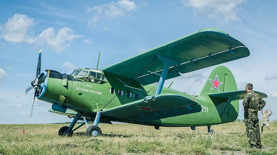 Купить советский самолет. Кукурузник АН-2. Военный самолет ан2. Самолёт-биплан АН-2. Самолёт кукурузник АН-2 военный.