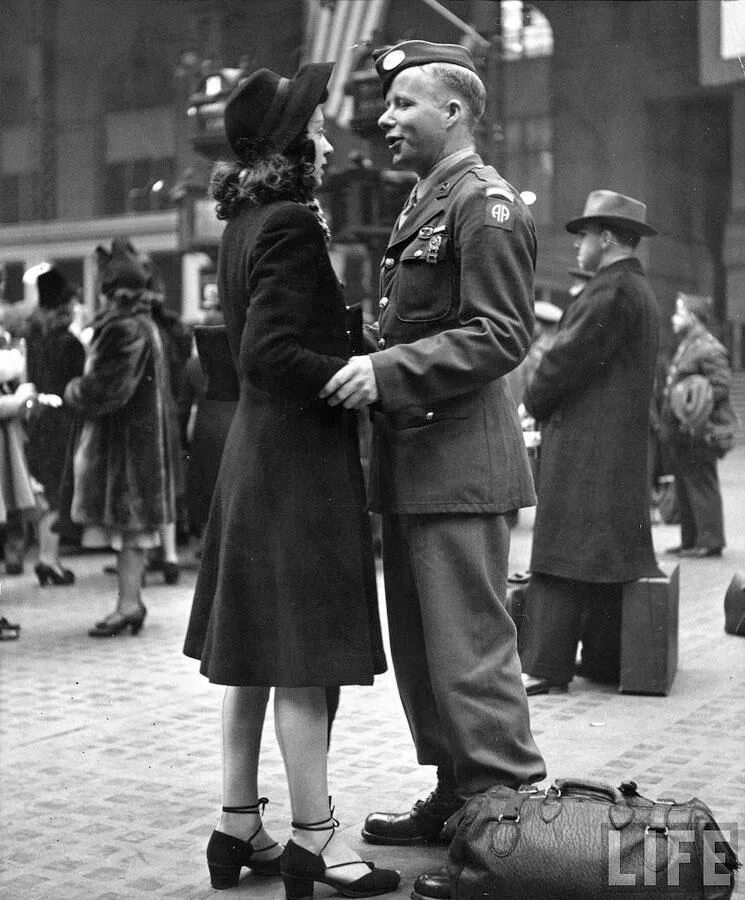 Советский прощание. Прощание влюбленных на Пенсильванском вокзале в 1943. Alfred Eisenstaedt фотографии. Девушка провожает солдата.