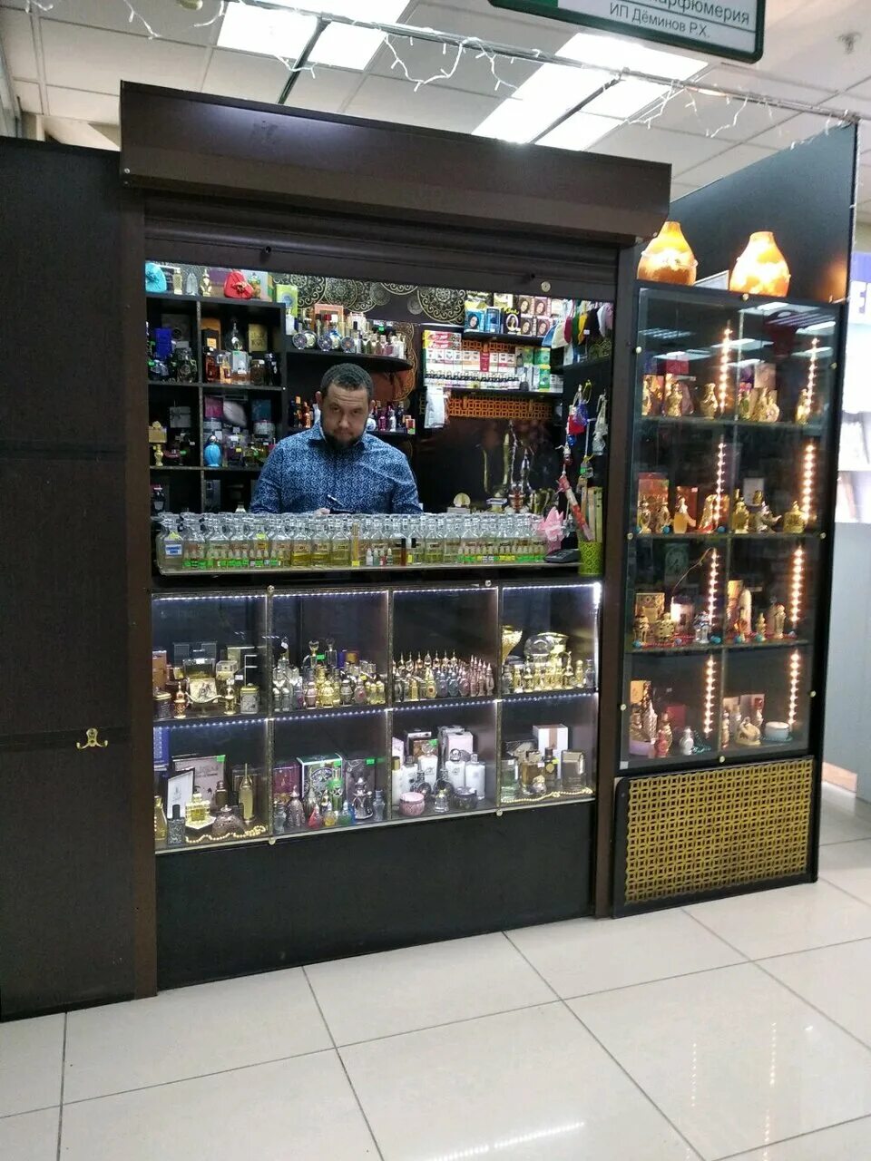 Parfum cosmetics духи. Духи самара магазин. Парфюм хаус. Парфюм на тюляева. S parfum вывеска.