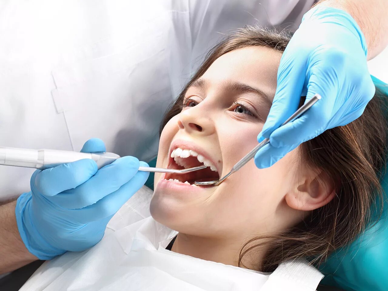 Зубы стоматолог. Профессиональная гигиена полости рта. Профессиональная чистка зубов детям. Профессиональная гигиена зубов у детей.
