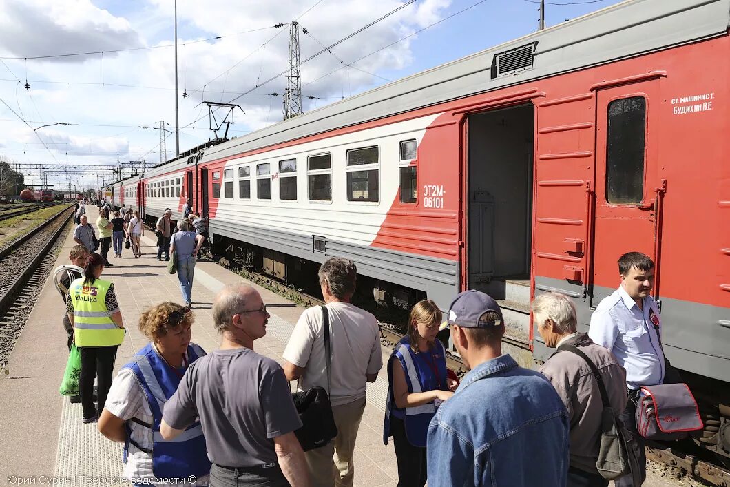 Ржд тверь телефон. ЖД вокзал Тверь. Платформы на вокзале в Твери. Тверской Железнодорожный вокзал. Тверь ЖД вокзал пути.