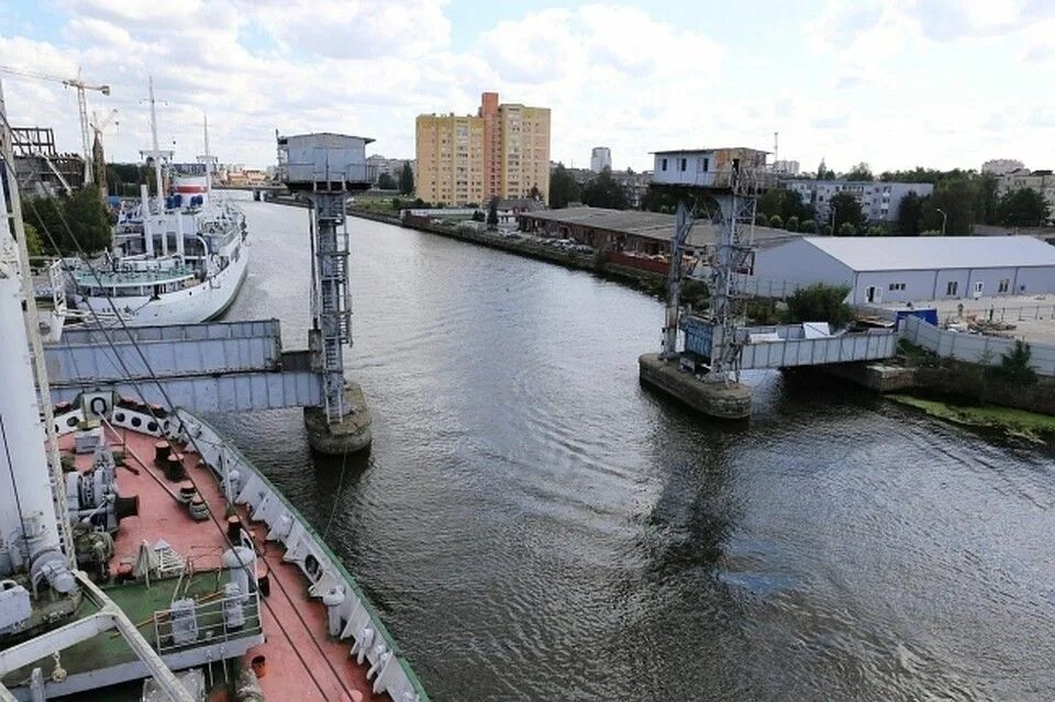 Мост через реку преголь. Мост у музея мирового океана калининград. железнодорожный мост калининград. калининград разводной мост железнодорожный. старый железнодорожный мост калининград.