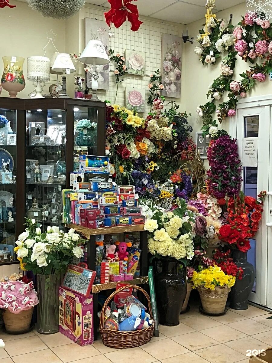 Цветы в цветочном магазине. Ассортимент цветочного магазина. Интерьер цветочного магазина. Цветочный салон. В цветочном магазине были составлены