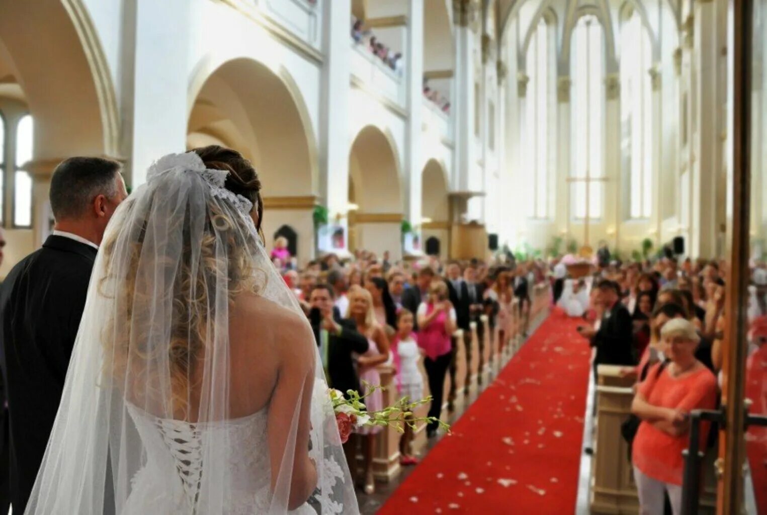 Невеста идет к алтарю. Свадьба в Англии Церковь. Жених и невеста у алтаря. Свадебная церемония в церкви.