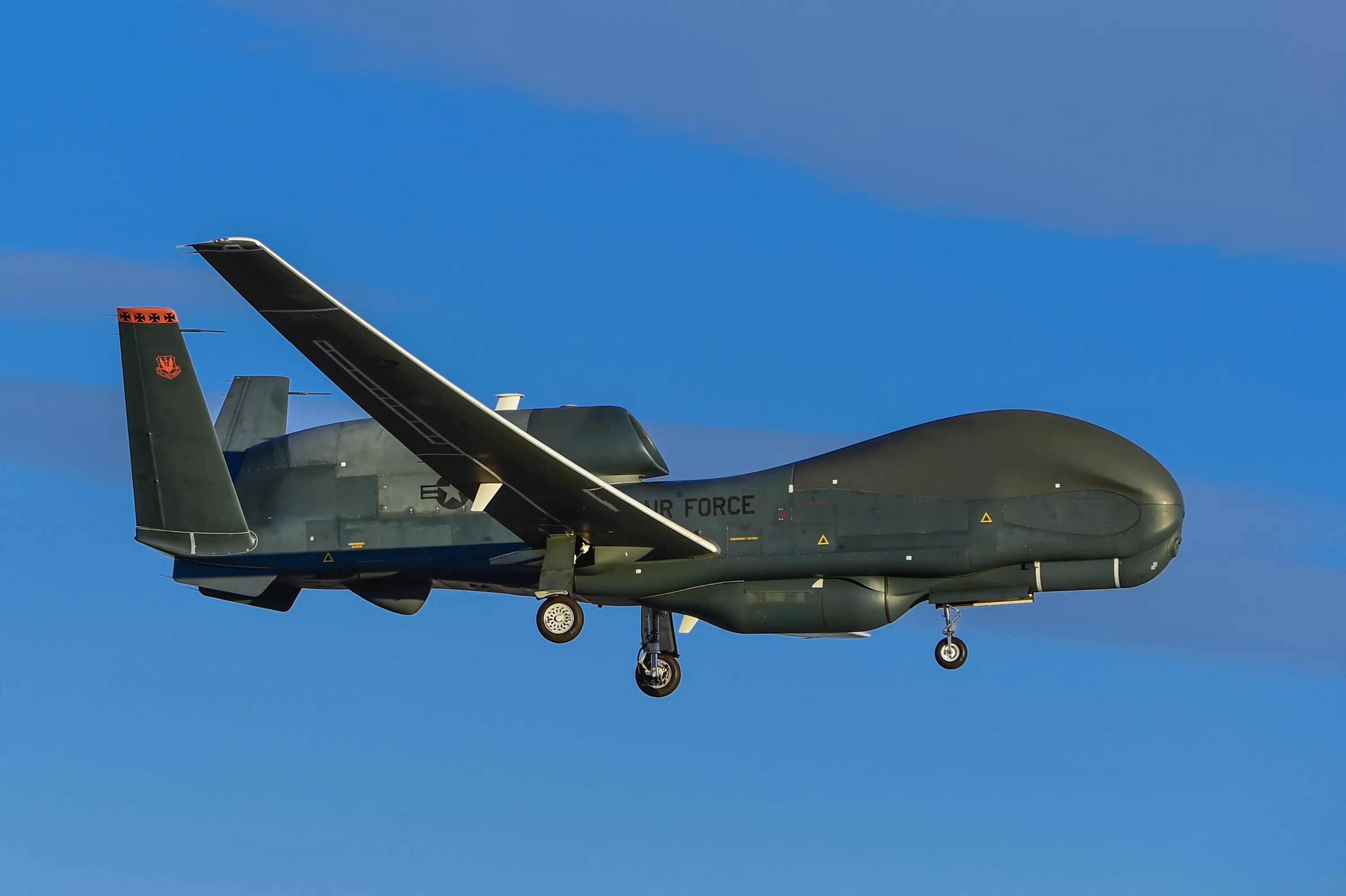 Глобал хок. RQ-4 Global Hawk. ВВС США RQ-4b Global Hawk. Беспилотник RQ-4 Global Hawk. Самолет Northrop Grumman RQ-4b Global Hawk.