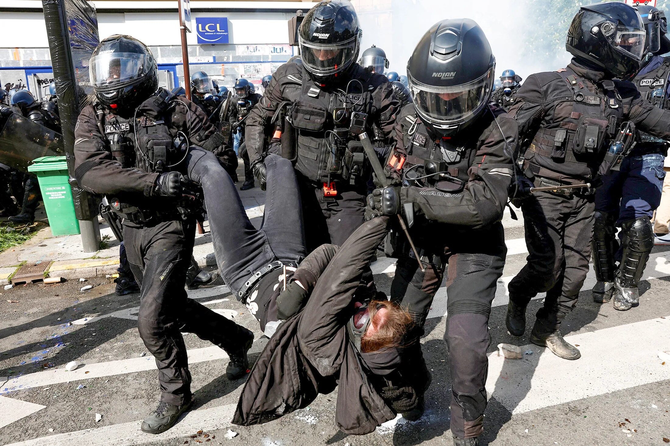 Полиция Франции. Полицейские в Париже. Франция столкновения с полицией. Русский полицейский.