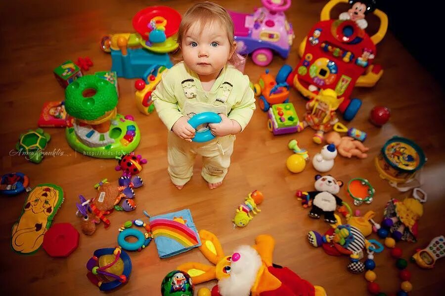 Девочку много игрушек. Игрушки для детей 1 год. Игрушки для детей до года. Игрушки для 2 лет. Игрушки для девочек 2 года.
