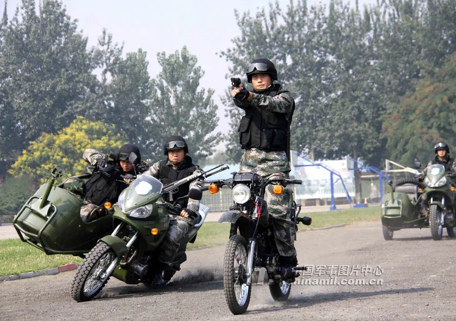 Мотоциклист стрелял. Китайские военные мотоциклы. Современные военные мотоциклы. Мотоциклетные войска. Разведка на мотоциклах.
